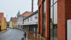 Der er ikke plads til mange biler her i Ahlefeldtsgade, hvor Dansk Outlet åbner butik til foråret, men der er 13 pladser i gården, som butikken skal dele med Kirkens Korshærs genbrugsbutik. Foto: Ole Grube