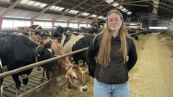 22-årig Sara er landmand og har sine køer tatoveret på armen: - Jeg kan kende en ko på yveret