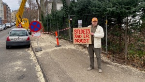 Simon Bang markerer sin mod træfældning på Rosenvængets Sideallé. Nu er seks træer fældet. Foto: Thomas Frederiksen