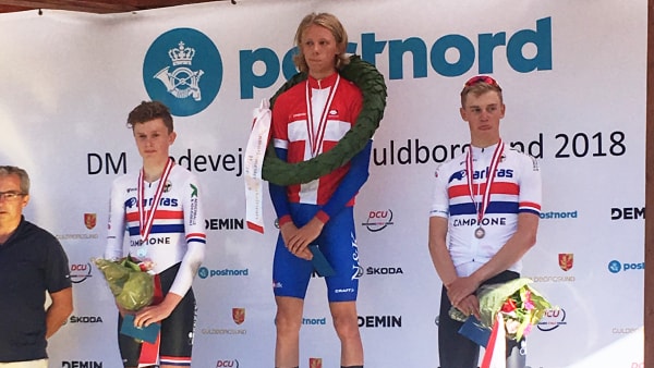 Dansk mester i enkeltstart Jacob Hindsgaul øverst på podiet på Lolland