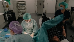 Det er typisk de lettere operationer, som bliver foretaget på landets privathospitaler, mens den avancerede behandling foregår på de offentlige hospitaler. Her er en operation i gang på et af Aleris' hospitaler. Arkivfoto: Rune Øe/Ritzau Scanpix.