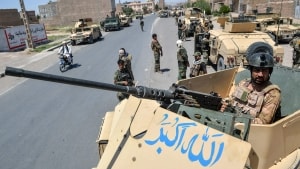 Afghanske soldater på vagt i Herat-provinsen, som er en af de tre store provinser i Afghanistan, hvor hæren og Taleban kæmper om magten.