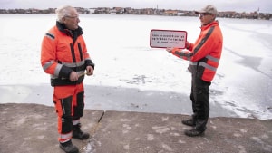Ved Skanderborg Sø er kravet kun 13 cm og Egon Laursen (tv) og Flemming Jensen er klar til at sætte skiltet op, så snart isen er tyk nok. Det er den ikke endnu ved den store sø, men derimod to andre steder i kommunen. Foto: Jens Thaysen