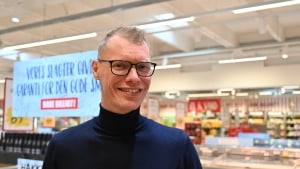 Thomas Nielsen, adm. dir. i Løvbjerg Supermarked A/S, roser kædens købmænd og 1400 ansatte for det stærke regnskab. Foto: Niels Ettrup Brande