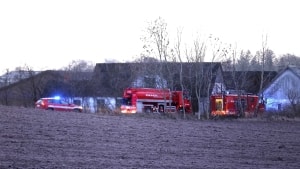 Branden i en hal ved den ubeboede gård på Egtvedvej stammede fra en mand, der havde søgt husly på stedet. Foto: Presse-fotos.dk