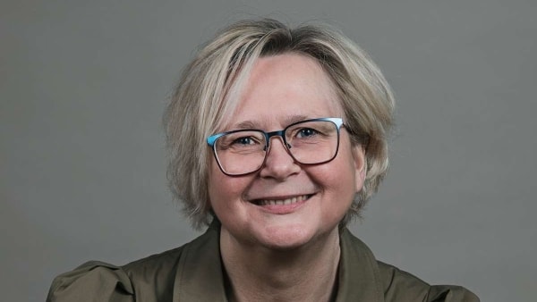 Chef i skandaleramt afdeling fratræder