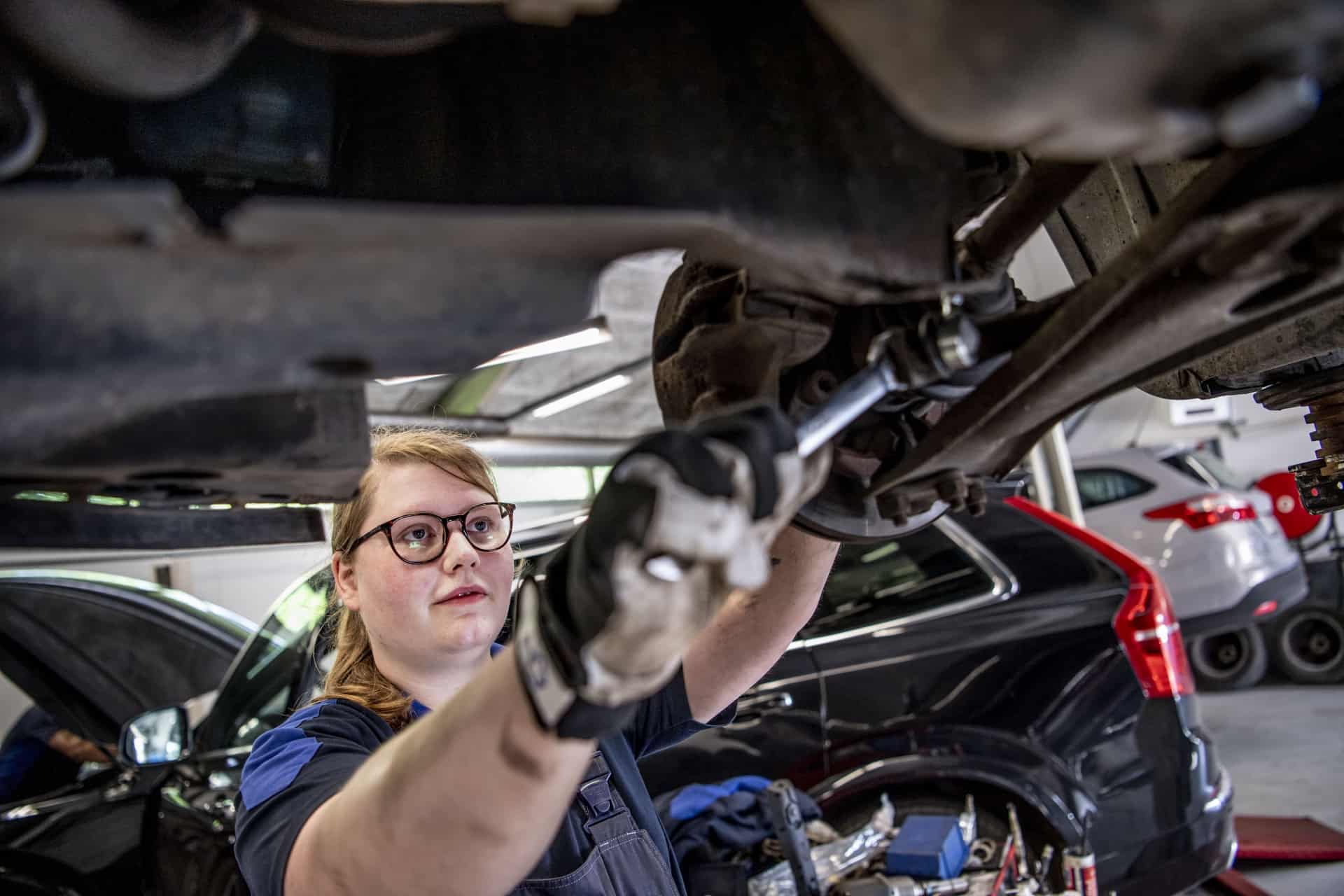 For syv år siden blev Mitzi student i dag er hun mekaniker I