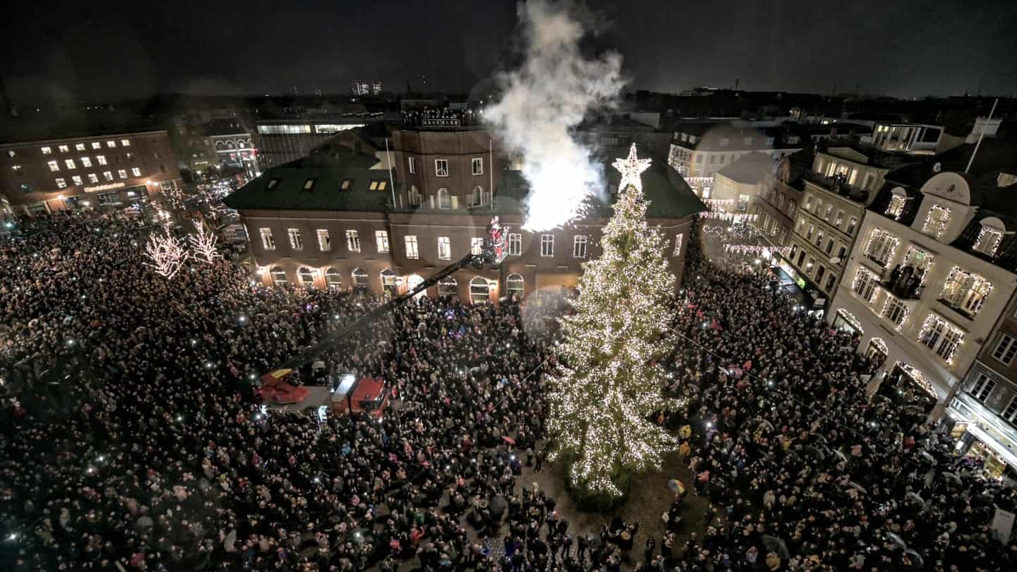 Foregik sidste år i stilhed: Nu tændes juletræet med en fest |