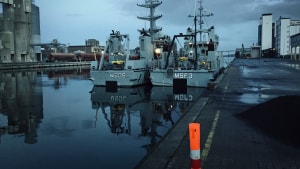 De to minerydningsfartøjer spejlede sig torsdag eftermiddag i havnebassinet ved sydkajen i Vejle Havn. Foto: Kristian Pahus