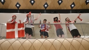 Heydar Aliyev Airport i Baku blev erobret af lykkelige danskere, da 450 fans fløj hjem efter 2-1-sejren over Tjekkiet i Aserbajdsjan. Foto: Emil Jørgensen