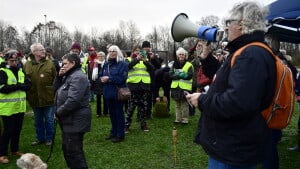 Demonstranter dannede fredag en menneskekæde mellem Gellerupparken og Bispehaven for at protestere over de planlagte nedrivninger af boligblokke i disse to socialt udsatte boligområder. Foto: Bo Amstrup/Ritzau Scanpix