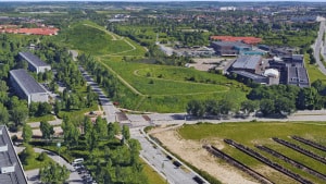 Det udpegede område nord for Edwin Rahrsvej er forhøjet til 12-15 meter med overskudsjord. Boligforening og kommunen vil gerne at nye boliger bygges ind i denne bakke. Foto: Google Maps