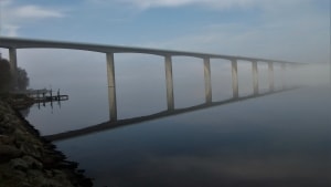 Redaktionen har modtaget dette foto af Orla Madsen. Han skriver: Vejlefjordbroen bryder ved solens hjælp frem i tågen ved 13.30- tiden den 3. nov. 2021.