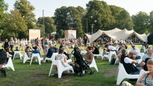 Byparken er blevet en tradition i Aarhus Festuge, som samler både store og små om en lang række fællesskabende oplevelser, som open air-bio, podcast, yoga, gadeteater og Det Turkise Telt. Foto: Martin Dam Kristensen
