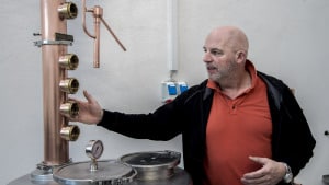 Karl Povlsen fra Knaplund Destilleri ved Hoven håber, at afgiftslettelsen er et tegn på, at det fremover vil blive nemmere at starte mindre destillerier og mindre virksomheder op i det hele taget. Foto Jørgen Kirk