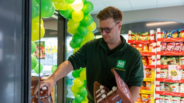 Hans-Peter åbner discountbutik – familien må undvære ham i ugevis: Sådan takler han det