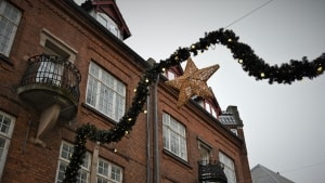 Borgerne i Viborg undrer sig over, hvorfor der stadig hænger julelys i Viborg her en måned efter juleaften. Foto: Emma Haas