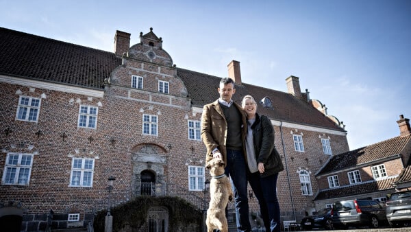 Efter godsejers pludselige død droppede de at sælge: Nu fortæller familien om godsets fremtid