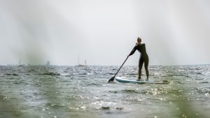 Danskernes interesse for SUP-boards er stigende. Søndag måtte beredskabet i Østjylland ud med redningsbåden for at hjælpe en af to kvinder i havsnød ind. Den anden kvinde blev reddet af en sejler. Arkivfoto: Niels Christian Vilmann/Ritzau Scanpix