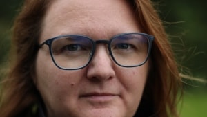 Camilla Steen Møller fra Hinnerup har i fem år været tilknyttet Jobcenter Favrskov. Hun lider af gigtsygdommen fibromyalgi, hovedpiner samt migræne. Ifølge en neurolog er hun ikke i stand til at 
