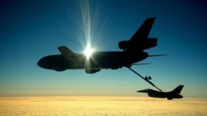 Tankning af F-16 fly i luften. Foto: Forsvaret
