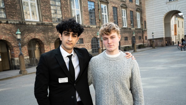 - Du må ikke tage vores ven fra os: Udviste Bardia og en busfuld venner opsøger eks-minister