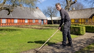 Thorvald Mikkelsen er blandt andet ansvarlig for haven på museet, hvor græskanterne står snorlige. Campingferierne koordineres med en anden frivillig på museet, så der altid er nogen hjemme til at slå græsset. Foto: Mads Dalegaard