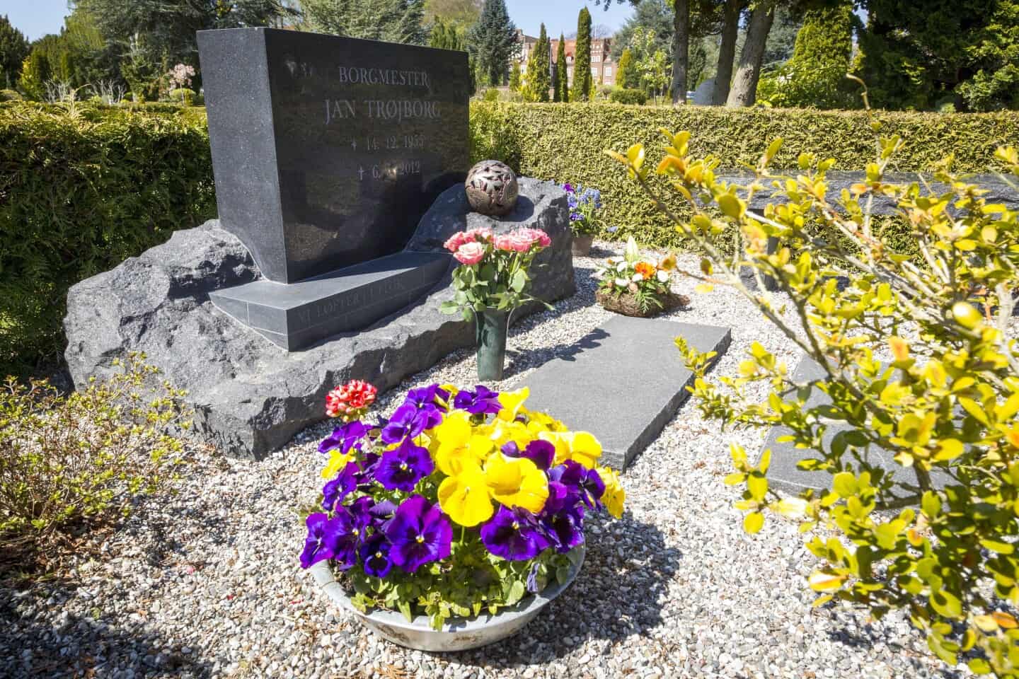 kyst Syd illoyalitet Jan Trøjborg døde for fem år siden: Friske blomster på graven | stiften.dk