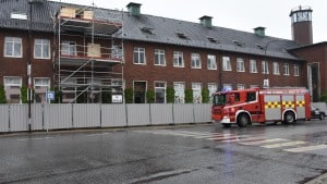 I slutningen af maj måtte TrekantBrand også rykke ud til en brandalarm på Jernbanegade, hvor der i øjeblikket er en renovering i fuld gang. Hver gang, brandvæsenet kører på en blind alarm, koster det anmelderen 8000 kroner. Arkivfoto: Klaus Madsen