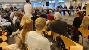 Der var stor spørgelyst hos de fremmødte til tirsdagens debatmøde om EU-forsvarsforbeholdene, hvor fem politikere debatterede for og imod en afskaffelse af forbeholdet. Foto: Anna Schjødt Larsen.