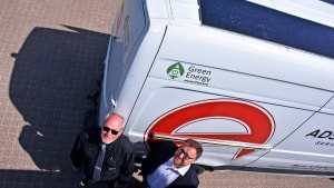 Entreprenørfirmaet Adsbøll har fået installeret de første solceller på en af varebilerne, hvilket betyder, håndværkerne kan lade værktøjets batterier op med grøn strøm, siger Mads Johannsen (t.h), der er leder af serviceafdelingen. Løsningen er leveret af Green Energy, hvor Jens Ottosen er tekniskchef. Foto: Henrik Kruse