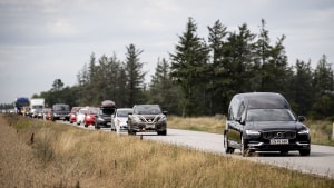 Rustvognen kører forrest, men bliver fulgt af en lang række biler fra Gejlergruppen. Foto: Johan Gadegaard