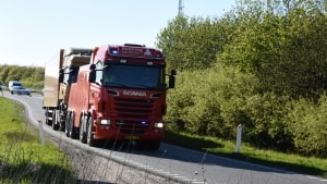 Redning Danmark fra Pjedsted bugserede lastbilen væk fra motorvejen, og kort efter kunne der igen køres i begge spor på motorvejen. Foto: Klaus Madsen