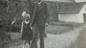 Solvej Munk - senere Inger Mehring - med sin far, Kaj Munk, ved kirken i vedersø. Forsideillustration fra bogen 