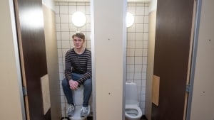 Toiletterne i overbygningen på Tvis Skole er 44 år gamle og utidssvarende. Væggene er meget tynde, så man kan høre alt, hvad der foregår inde hos naboen. Det er også muligt at kigge ind - og det er sket, siger elevrådsformand Siliam Gindeskov. Foto: Morten Stricker.