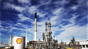 Der har i længere tid været planer om at etablere en produktion af brint på et areal ved Shell Raffinaderiet. Nu har Shell og virksomheden Everfuel og partnere indgået et strategisk samarbejde om at realisere ideen og opføre nordens største brintanlæg. Arkivfoto: Michael Svenningsen