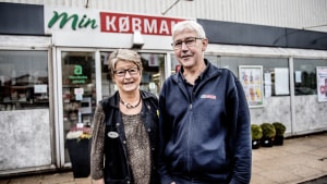 Ulla og Johs. Yding har været sammen om købmandsbutikken i Stouby i 40 år. De har planer om at gennemføre et ejerskifte, når det bliver pensionstid. Udlejning er de ikke interesseret i. Foto: Michael Svenningsen
