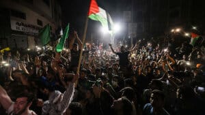 Folk i Gaza City var natten til fredag dansk tid på gaden for at fejre en våbenhvile i den uroplagede enklave mellem Israel og Hamas. Foto: Mohammed Abed/Ritzau Scanpix