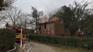 Søndag klokken 11.33 blev Østjyllands Brandvæsen alarmeret om en brand i et hus i Viby. Foto: Finn Pedersen