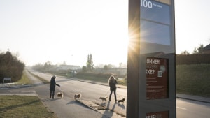 Nu om dage er det kun ganske få busser, der lægger vejen forbi Segalt nord for Løgten. Midttrafik og Aarhus Kommune måtte skære i køreplanerne for at kunne finansiere driften af letbanen. Foto: Jens Thaysen