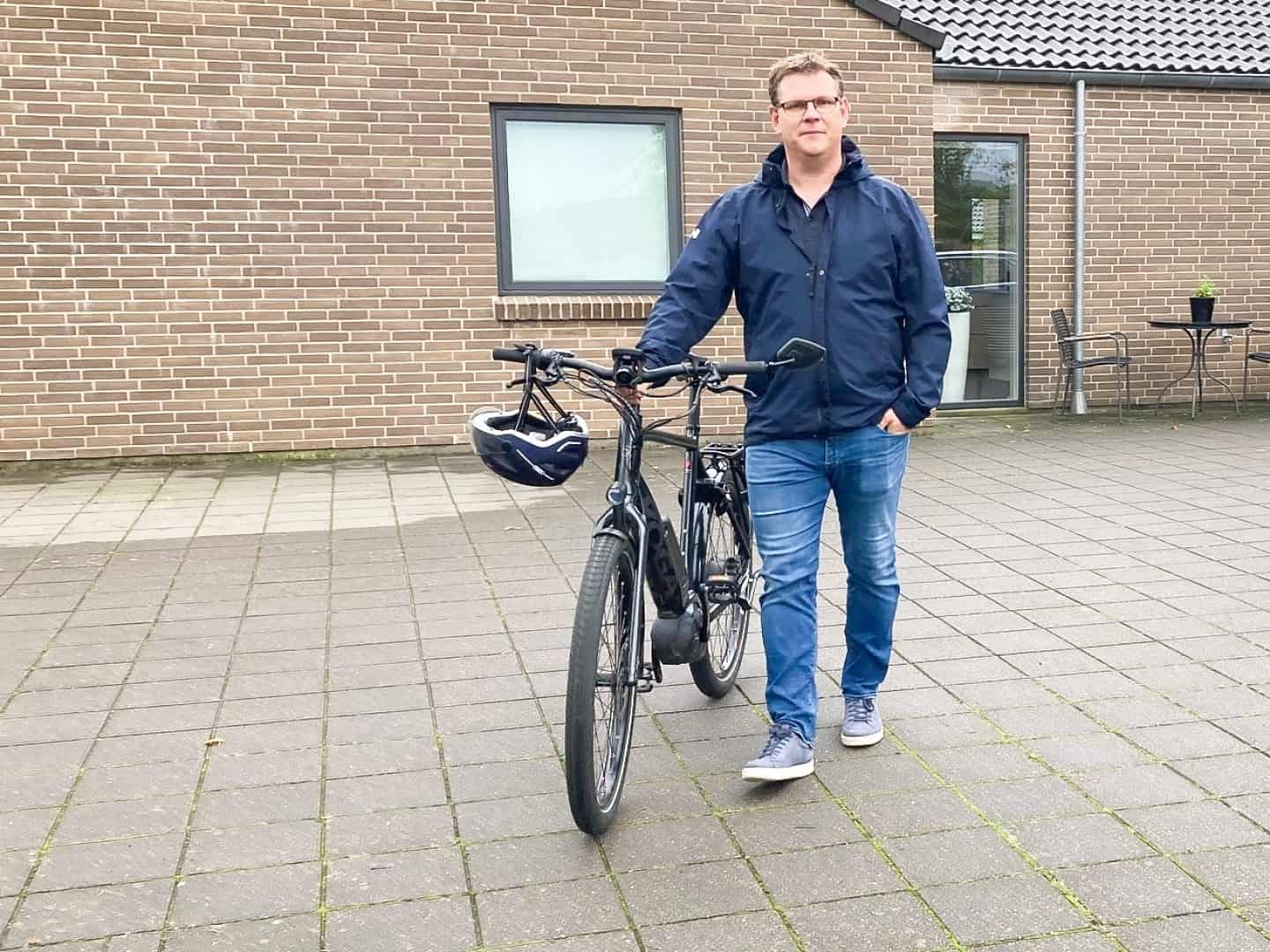 Radikal cykler helst mellem hjemmet i Billund og Grindsted: Men ringe cykelveje har tvunget ham til at købe bil nummer to | jv.dk