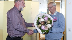 Per Schultz-Knudsen fra Randers Amtsavis stod klar med blomser og håndtryk til Leif Raaby, Årets Idrætsleder 2019. Foto: Annelene Petersen