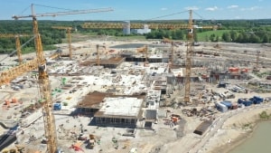 Nyt Hospital Nordsjælland forventes at stå klar til brug i 2024. Her ses byggepladsen fra drone i juni 2021. Foto: Nyt Hospital Nordsjælland