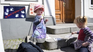 I maj måned demonstrerede forældre og børn udenfor rådhuset i Randers for at få indført minimumsnormeringer. Politikerne sagde nej. Nu vil regeringen indføre minimumsnormeringer i institutionerne. Arkivfoto: Annelene Petersen