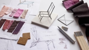 Tine Mouritsen designede en stol ud fra et gammelt Ikea-bord til programmet ”Danmarks næste klassiker”. Hun fik hjælp af den socialøkonomiske virksomhed I Tråd Med Verden til at skabe betrækket til hynderne. Foto: Martin Sølyst