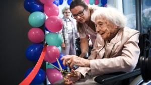 Hanne Meyer på 101 år havde sagt ja til at hjælpe med at klippe snoren ved indvielsen af den nye klinik. Centerleder Mie Boye (i baggrunden) siger: 