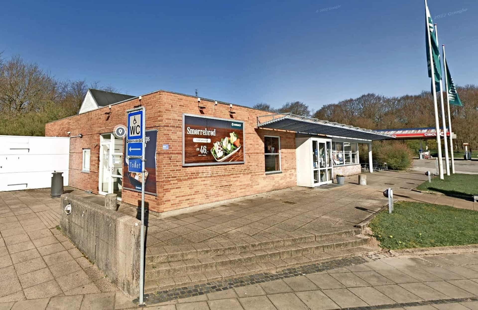 Filmet på wc Kvinde sad på toilet på rasteplads, da der pludselig blev skubbet en telefon ind i