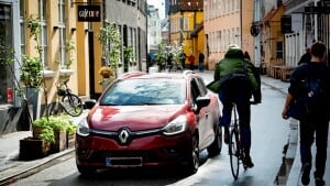 Snart er det slut med at smide bilen i cykelgaderne i Aarhus. Fra 2. oktober bliver det muligt at uddele parkeringsafgifter til de biler, der holder parkeret uden for de afmærkede båse. Foto: Axel Schütt