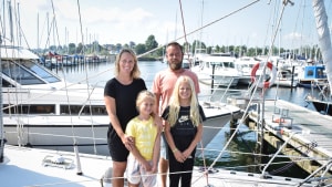 Katrine Belkov, Thomas Hansen og deres døtre Ella og Kaia har været på langfart ombord på Embla i et år. Nu er de hjemme igen. Foto: Peter Friis Autzen