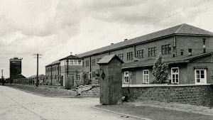 Indgangen til koncentrationslejren Neuengamme, fortil fangerne fra Frøslev og dermed også grænsegendarmerne fra Tønder blev deporteret. I baggrunden ses lejrens hovedvagttårn, der stadigvæk eksisterer i dag. Foto: Frøslevlejrens Museum